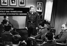 "Kritik und Selbstkritik" im Clubraum der ostzonalen Grenztruppe (stehend: Lutz Mackensy).