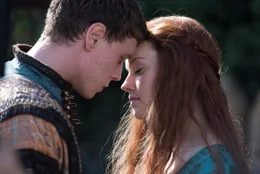 Hamlet (George MacKay) und  Ophelia (Daisy Ridley).