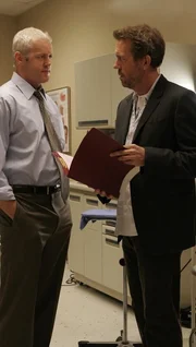 Die rüde Behandlung von Dr. House (Hugh Laurie, r.) will sich Michael Tritter (David Morse, l.) nicht gefallen lassen ... Die rüde Behandlung von Dr. House (Hugh Laurie, r.) will sich Michael Tritter (David Morse, l.) nicht gefallen lassen ...