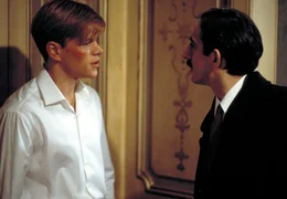 Tom Ripley (Matt Damon) versucht Inspektor Roverini (Sergio Rubini, rechts) zu t&auml;uschen.