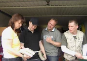 Begutachtung in der Garage von Dagmar,Tim und Uwe. Trödeltrupp-Profi Otto gibt Rat und hilft mit seinem Kennerblick. Begutachtung in der Garage von Dagmar,Tim und Uwe. Trödeltrupp-Profi Otto gibt Rat und hilft mit seinem Kennerblick.