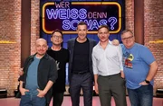 Moderator Kai Pflaume (M.) und seine Rateteam-Kapit&auml;ne Bernhard Ho&euml;cker (l.) und Elton (r.) begr&uuml;&szlig;en in dieser Sendung den Schauspieler Thomas Kretschmann (2.v.l.) und den Schauspieler Tom Wlaschiha (2.v.r.).