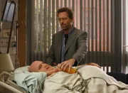 Mit großen Schwierigkeiten wird ein 600 Pfund schwerer Mann namens George (Pruitt Taylor Vince, l.) zu Dr. House (Hugh Laurie, r.) in die Klinik gebracht ... Mit großen Schwierigkeiten wird ein 600 Pfund schwerer Mann namens George (Pruitt Taylor Vince, l.) zu Dr. House (Hugh Laurie, r.) in die Klinik gebracht ...