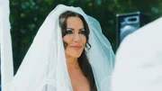 Vroni (Simone Thomalla) steht mit Wörner vor dem Altar. Vroni (Simone Thomalla) steht mit Wörner vor dem Altar.