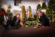 W&auml;hrend eines Streits zwischen Elisabeth H&ouml;pfner (Anna Stieblich) und ihrem Schwager Siggi (Matthias Freihof) f&auml;llt die Urne des Verstorbenen Gerhard H&ouml;pfner zu Boden: Sie ist leer.