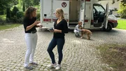 Weil sie keine Praxisräume gefunden hat, baute sich Tierärztin Stefanie Jürgens einen alten Rettungswagen zu einer mobilen Tierarztpraxis um. Weil sie keine Praxisräume gefunden hat, baute sich Tierärztin Stefanie Jürgens einen alten Rettungswagen zu einer mobilen Tierarztpraxis um.