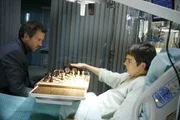 Der neue Patient Nate (Nick Lane, r.) gefällt Dr. House (Hugh Laurie, l.) ganz besonders, denn der Junge nimmt kein Blatt vor den Mund und sagt ungeniert seine Meinung ... Der neue Patient Nate (Nick Lane, r.) gefällt Dr. House (Hugh Laurie, l.) ganz besonders, denn der Junge nimmt kein Blatt vor den Mund und sagt ungeniert seine Meinung ...