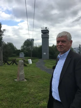 Frank Pergande vor einem DDR-Grenzturm. Hier wurde fr&uuml;her scharf geschossen.