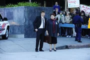 Booth (David Boreanaz) und Caroline Julian (Patricia Belcher) sehen besorgt der Ankunft der verurteilten Mörderin Heather Taffet entgegen, die auch von einer aufgebrachten Menge protestierender Menschen erwartet wird. Booth (David Boreanaz) und Caroline Julian (Patricia Belcher) sehen besorgt der Ankunft der verurteilten Mörderin Heather Taffet entgegen, die auch von einer aufgebrachten Menge protestierender Menschen erwartet wird.