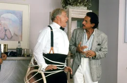 Commandant Eric Lassard (George Gaynes, li.) wurde von Gangster Tony (Rebe Oberjonois, re.) gekidnapped.  +++ Die Verwendung des sendungsbezogenen Materials ist nur mit dem Hinweis und Verlinkung auf RTL+ gestattet. +++