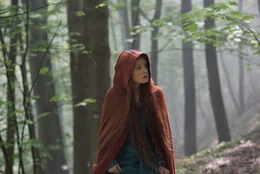 Ophelia (Daisy Ridley) sucht im Wald die Heilerin Mechthild.