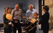 Das selbst zusammengebastelte Schaukelpferd von Martin kommt nicht gut an. Von links: Uschi Kirchleitner (Silke Popp), Hubert Kirchleitner (Bernhard Ulrich), Martin Kirchleitner (Hermann Giefer) und Rosi Brunner (Brigitte Walbrun).