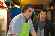 Bilge (Olgu Caglar, r.) kümmert sich um Süleyman (Hussi Kutlucan, l.), der am Todestag von seiner Frau im Stillen trauert ... Bilge (Olgu Caglar, r.) kümmert sich um Süleyman (Hussi Kutlucan, l.), der am Todestag von seiner Frau im Stillen trauert ...