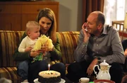 Franzi feiert ihren ersten Geburtstag. Von links: Franzi, Uschi Kirchleitner (Silke Popp) und Hubert Kirchleitner (Bernhard Ulrich).