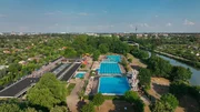 Viel Platz für den Badespaß: 1122 Quadratmeter Schwimmerbecken, 1150 Quadratmeter für Nichtschwimmer, 700 für Turmspringer, 135 nur zum Planschen und 95 für die Ausbildung. Das Lister Bad ist das größte Freibad in Hannover und der Region. Viel Platz für den Badespaß: 1122 Quadratmeter Schwimmerbecken, 1150 Quadratmeter für Nichtschwimmer, 700 für Turmspringer, 135 nur zum Planschen und 95 für die Ausbildung. Das Lister Bad ist das größte Freibad in Hannover und der Region.