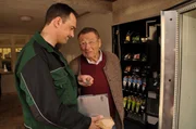 Als bei der Leerung des Automaten nur wertlose Fremdw&auml;hrungen herauskommen, will Alois den Automaten so schnell wie m&ouml;glich wieder loswerden. Von links: Mike Preissinger (Harry Blank) und Alois Preissinger (Erich Hallhuber Sen.).
