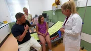 Ein achtjähriges Mädchen kommt nach einem Sturz ins Krankenhaus, doch passen ihre Symptome nicht zur angeblichen Unfallgeschichte. Was ist wirklich passiert? Ein achtjähriges Mädchen kommt nach einem Sturz ins Krankenhaus, doch passen ihre Symptome nicht zur angeblichen Unfallgeschichte. Was ist wirklich passiert?