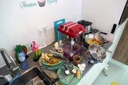 Die Küche der Jungs sieht nach wenigen gemeinsamen Tagen nicht sehr appetitlich aus. Die Küche der Jungs sieht nach wenigen gemeinsamen Tagen nicht sehr appetitlich aus.