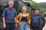 Anna Lena D&ouml;rr mit Zugführer Heinz Roth (li.) und Lokführer Thomas Kayser vor dem Kuckusb&auml;hnel am Bahnhof in Elmstein.