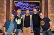 Moderator Kai Pflaume (M.) und seine Rateteam-Kapitäne Bernhard Hoëcker (l.) und Elton (r.) begrüßen in dieser Sendung den Sportjournalist Heiko Waßer (2.v.l.) und den Moderator und Sportreporter Florian König (2.v.r.). Moderator Kai Pflaume (M.) und seine Rateteam-Kapitäne Bernhard Hoëcker (l.) und Elton (r.) begrüßen in dieser Sendung den Sportjournalist Heiko Waßer (2.v.l.) und den Moderator und Sportreporter Florian König (2.v.r.).