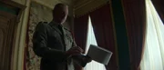 Vor dem Treffen mit der Präsidentin legt Pearce (Sean Harris) noch einmal seine Uniform der Fremdenlegion an. Vor dem Treffen mit der Präsidentin legt Pearce (Sean Harris) noch einmal seine Uniform der Fremdenlegion an.
