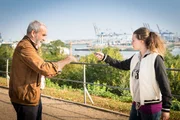 Britta (Vivien Fr&ouml;hlich) l&auml;sst sich auch von Thies Wildberger (Walter Kreye) nicht einsch&uuml;chtern und geht auf ihn mit einem Messer los.