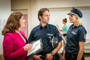 Auf Mattes (Matthias Schloo) und Melanies (Sanna Englund, r.) Frage nach m&ouml;glichen Feinden von Georg Ellerbeck f&auml;llt der Galeristin Roberta Schiller (Yasmina Djaballah, l.) ein Streit zwischen ihm und einem anderen Fotografen ein.