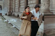 Frida Kahlo (Mina Sagdic) und ihr späterer Ehemann Diego Rivera (Christo Klahr) nehmen an der 1.Mai-Demo 1929 teil. Frida Kahlo (Mina Sagdic) und ihr späterer Ehemann Diego Rivera (Christo Klahr) nehmen an der 1.Mai-Demo 1929 teil.
