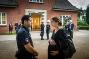 Marie-Louise Sch&ouml;ller (Julia Grafflage) erz&auml;hlt Tarik (Serhat Cokgezen) von dem Streit zwischen Elisabeth H&ouml;pfner und deren Schwager Siggi, bei dem die Urne von Gerhard H&ouml;pfner zu Bruch ging.