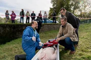 Strahl (Christoph Tomanek, l.) erörtert Finn (Sven Martinek, 2.v.r.) und Lars (Ingo Naujoks, r.), was er bisher über die Todesumstände herausgefunden hat. Strahl (Christoph Tomanek, l.) erörtert Finn (Sven Martinek, 2.v.r.) und Lars (Ingo Naujoks, r.), was er bisher über die Todesumstände herausgefunden hat.