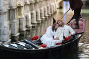 Es war die ganz gro&szlig;e Liebe, als sich der junge Forsyte-Erbe Joylon (Danny Griffin) und die sch&ouml;ne Zofe Louisa (Eleanor Tomlinson) in Venedig begegneten. Aus Pflichtgef&uuml;hl zur Familie kehrte Joylon nach London zur&uuml;ck und heiratete standesgem&auml;&szlig;. Doch dann begegnet er nach einem Jahrzehnt zuf&auml;llig seiner unvergessenen Liebe wieder und alles ger&auml;t ins Wanken.