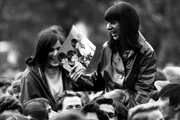 Während des Konzerts der Beatles in der Grugahalle: begeisterte Fans halten ein Foto der Beatles. (Archivfoto, Essen 25. Juni 1966) Während des Konzerts der Beatles in der Grugahalle: begeisterte Fans halten ein Foto der Beatles. (Archivfoto, Essen 25. Juni 1966)