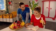 Denis Moschitto w&uuml;rde sich so gerne eine leckere Banane von Anke Engelkes Obstteller nehmen, doch daf&uuml;r muss er zuerst das Zauberwort nennen.