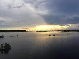 Die Regenzeit l&auml;&szlig;t den Wasserspiegel des Amazonas &uuml;ber 15 Meter ansteigen.