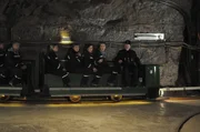 Patrick macht mit seinen Eltern einen Geburtstagsausflug ins Bergwerk. Von links: KLD, Roland Bamberger (Horst Kummeth), Ella Westenrieder (Bettina Redlich), Patrick Westenrieder (Lucas Bauer) und Sepp (KLD).