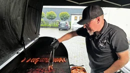 Sebastian Schwenen aus Syke bietet mit seinem selbstgebauten "Monstergrill" Caterings an