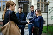 Dominique Kuster (Ina Paule Klink, li.) unterst&uuml;tzt die Witwe Martina (Jeanne Tremsal) und ihre Pflegekinder Stefan (Joel Luttenberger, 2. v. re.) und Hassan (Julius Gabriel G&ouml;ze).
