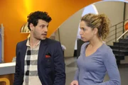 Nina (Maria Wedig, r.) bezieht ihren neuen Arbeitsplatz und sitzt dabei genau in Lucas (Manuel Cortez, l.) Sichtfeld, der durch Toms Weggang dessen Büro übernommen hat. Luca will es nicht wahrhaben, doch er hält es kaum aus, Nina den ganzen Tag vor Augen zu haben ... Nina (Maria Wedig, r.) bezieht ihren neuen Arbeitsplatz und sitzt dabei genau in Lucas (Manuel Cortez, l.) Sichtfeld, der durch Toms Weggang dessen Büro übernommen hat. Luca will es nicht wahrhaben, doch er hält es kaum aus, Nina den ganzen Tag vor Augen zu haben ...