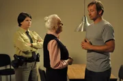 Um Theres nicht weiter zu beunruhigen, versteckt Gregor seinen Kummer. Von links: Polizistin (KLD), Theresa Brunner (Ursula Erber) und Gregor Brunner (Holger M. Wilhelm).
