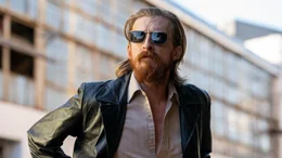 Der suspendierte Polizist Jasper (Austin Amelio) ist misstrauisch geworden und l&auml;sst Gary nun nicht mehr aus den Augen.