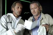 Spurensicherer Franz Wohlfahrt (Helmut Bohatsch, l.) informiert Oberstleutnant Helmuth Nowak (Gregor Seberg, r.) &uuml;ber die neuesten Spurenerkenntnisse.