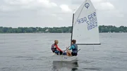 Eddy (12) zeigt Sacha (11) was beim Segeln alles zu beachten ist.