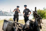 Melanie (Sanna Englund) und Mattes (Matthias Schloo) haben das verbrannte Motorrad von Georg Ellerbeck gefunden. Irgendjemand scheint sich an dem Fotografen r&auml;chen zu wollen.