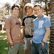 Die Jungs der Blue Water High Academy: Heath (Adam Saunders), Edge (Khan Chittenden) und Matt (Christopher Foy) beschließen, Fly bei einem regionalen Girls Contest zu unterstützen. Die Jungs der Blue Water High Academy: Heath (Adam Saunders), Edge (Khan Chittenden) und Matt (Christopher Foy) beschließen, Fly bei einem regionalen Girls Contest zu unterstützen.