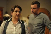 Aus Angst vor dem Dorftratsch kann Moni nicht zu ihrem Sohn stehen. Von links: Monika Vogl (Christine Reimer) und Leopold Vogl (Maximilian Laprell).