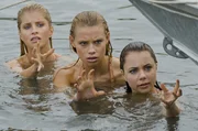 Von links: Sirena (Amy Ruffle), Lyla (Lucy Fry) und Nixie (Ivy Latimer) versuchen Zac mit ihren Kräften zu beeinflussen. Von links: Sirena (Amy Ruffle), Lyla (Lucy Fry) und Nixie (Ivy Latimer) versuchen Zac mit ihren Kräften zu beeinflussen.