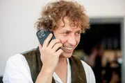 Julian Wittmann telefonierend.