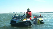 Perfekt für den schnellen Einsatz in Watt und Meer: Das neueste Fahrzeug der Rettungsstation in Duhnen, einem Ortsteil von Cuxhaven, ist Quad-Ski, eine Amphibienkombination aus Quad und Jetski. Perfekt für den schnellen Einsatz in Watt und Meer: Das neueste Fahrzeug der Rettungsstation in Duhnen, einem Ortsteil von Cuxhaven, ist Quad-Ski, eine Amphibienkombination aus Quad und Jetski.
