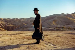 Der orthodoxer Jude Ben (Luzer Twersky) in der W&uuml;ste Sinai.