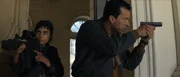 Zara (Ritu Arya) und Vincent (Tewfik Jallab) dringen zu dem Raum vor, in den Pearce die Präsidentin gebracht hat. Zara (Ritu Arya) und Vincent (Tewfik Jallab) dringen zu dem Raum vor, in den Pearce die Präsidentin gebracht hat.